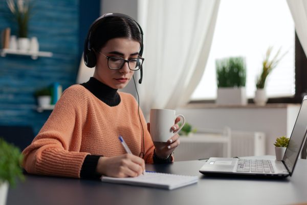 Desarrollo de aula virtual personalizada para instituciones educativas